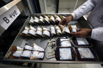 En la imagen de archivo, personal de un laboratorio toma muestras de sangre del refrigerador en un centro de transfusión.