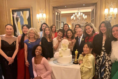 Michelle Yeoh el día de su matrimonio, rodeada de su flamante esposo y sus seres queridos.