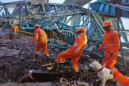 El incidente tuvo lugar a medianoche DELLUNES 31 DE JULIO DE 2023  en el distrito de Thane, cuando la grúa se derrumbó sobre los trabajadores,