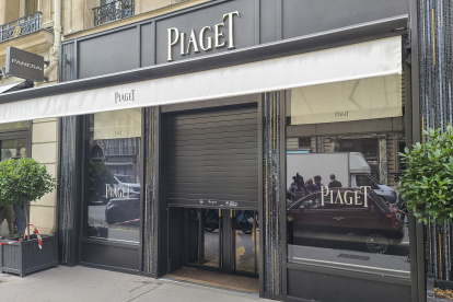 Fotografía de la joyería Piaget de rue de la Paix tras el atraco sufrido este martes, en París (Francia). Tres personas, dos hombres y una mujer, asaltaron el establecimiento y amenazaron al personal con una arma blanca.