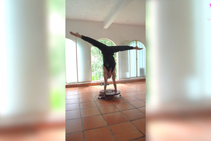 Este hombre fue filmado realizando una parada de manos sobre una plataforma giratoria batiendo un récord mundial
SOCIEDAD 
YOUTUBE - VIDELO - JASMINE SIDDON