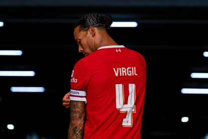 Van Dijk ya posa con la cinta de capitán.