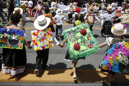 Actividad. Decenas de niños participan en el Desfile de Silleteritos, el inicio de la 66° Feria de las Flores.