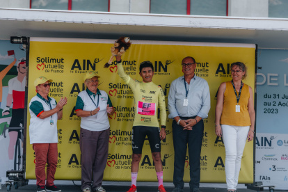 Alexander Cepeda con el maillot amarillo como líder del Tour de L"Ain.