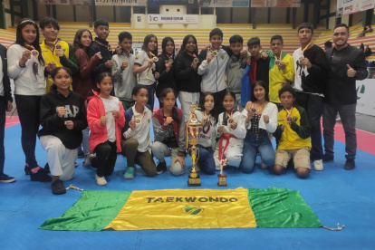 Los medallistas  orenses celebraron el título en Loja.