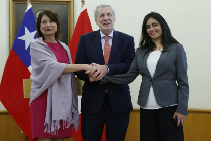 Autoridad.- El ministro de Relaciones Exteriores de Chile, Alberto Van Klaveren (c), junto a la ministra de Relaciones Exteriores del Perú, Ana Cecilia Gervasi (i), y la Subsecretaria de Relaciones Económicas Internacionales, la economista Claudia Sanhueza (d), participan durante rueda de prensa hoy en Santiago (Chile). Chile entregó este martes a Perú la presidencia pro tempore de la Alianza del Pacífico, desatascando así el impasse diplomático que se había generado en el bloque comercial cuando el presidente de México, Andrés Manuel López Obrador, se negó a entregar el mando por razones políticas. EFE/ Elvis González
