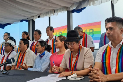 Yaku Pérez (c) y Nory Pinela, junto a Cecilia Velasque durante el evento en Guayaquil.