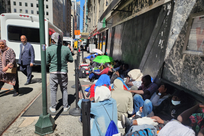 Inmigrantes hacen fila en espera de ser enviados a un albergue y con la esperanza de tener pronto un empleo, hoy, en Nueva York (EE.UU.).