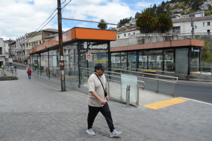Tramos. Algunos vecinos caminan largos trayectos para llegar a un punto por donde puedan tomar transporte público que los lleve a diferentes puntos de la ciudad.