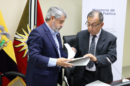 El ministro de Salud, José Ruales; y el gobernador de la provincia de Santo Domingo de los Tsáchilas, Eduardo Tacuri, este martes 1 de agosto.