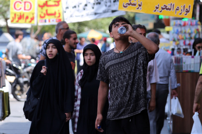 Un joven bebe en una calle de Teherán, Irán.