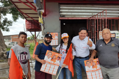 Norman Campoverde (c), es candidato a asambleísta por el distrito 4 de Guayas respaldado por el Partido Centro Democrático