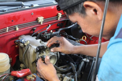 Limpie de manera permanente el cuerpo de aceleración y evite molestias.