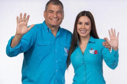 Propaganda. Con esta imagen ilegal, pues Rafael Correa tiene prohibido participar en la campaña, Raisa Vulgarín promociona su candidatura.