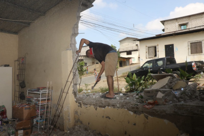 Un bus se estrelló contra una vivienda en Flor de Bastión.