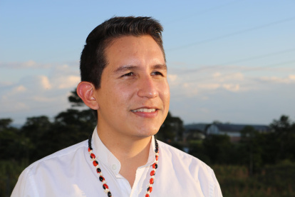 El prefecto de la amazónica provincia de Pastaza, André Granda, habla durante una entrevista con EFE, en El Coca (Ecuador).