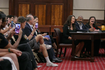EEl actor y presidente de SAG-AFSTRA Fran Dresser (3-R) habla durante una audiencia laboral en el Ayuntamiento de Nueva York, New York, New York, Estados Unidos.