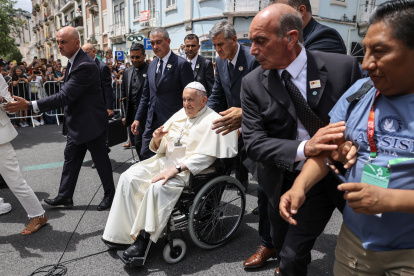 El Papa Francisco saluda a la multitud cuando llega a una reunión con el Primer Ministro de Portugal, Antonio Costa (no en la foto), en la Nunciatura Apostólica en Lisboa, Portugal, el 02 de agosto de 2023.