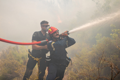 Bomberos trabajan en la extinción de un incendio el pasado mes de en Vati, en la isla griega de Rodas.