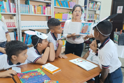 os alumnos se involucran en la lectura con la guía de sus docentes.