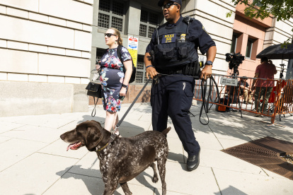 Seguridad camina frente al Palacio de Justicia de los Estados Unidos E. Barrett Prettyman, donde la jueza Tanya Sue Chutkan procesará al expresidente estadounidense Donald J. Trump el 03 de agosto, en Washington, DC, EE.UU.