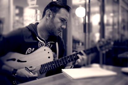 Tito Proaño es uno de los cantautores ecuatorianos más prolíficos y versátiles del pop nacional.