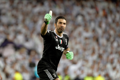 Fotografía de archivo tomada el 11 de abril de 2018 que muestra al portero de la Juventus Gianluigi Buffon durante el partido de vuelta de los cuartos de final de la Liga de Campeones contra el Real Madrid en el Santiago Bernabeu en Madrid, España. Buffon, leyenda del Juventus y de la selección "azzurra", puso este jueves a los 40 años el punto final a su larga trayectoria en esos dos equipos, aunque sin aclarar todaví­a si seguirá jugando al fútbol o si colgará definitivamente los guantes. EFE/ Juanjo Martin ESPAÑA FÚTBOL