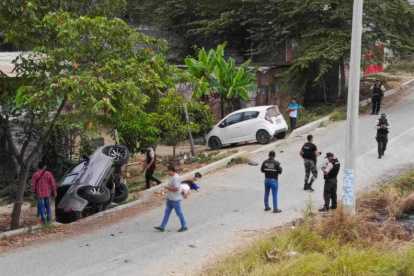 Escena. Peritos policiales recorrieron el lugar del crimen, donde levantaron una docena de indicios balísticos.