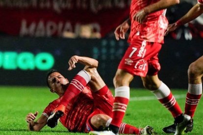 La escalofriante imagen de Sánchez en el césped ha sido viralizada en redes.