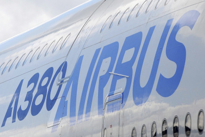 Nave.- Uno de los aviones elaborados por Airbus.