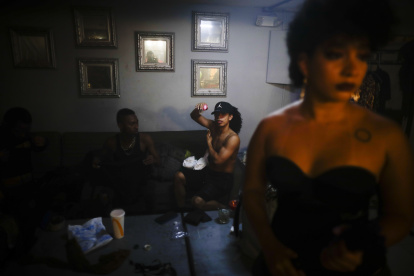 Instancia. Drag Queens se alistan para un show en el club LGTBI Envy Club, en Ciudad de Panamá.