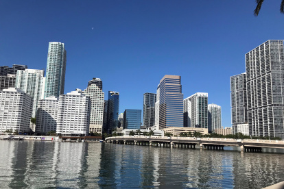 Viviendas.- Vista de grandes edificios sobre el río Miami.