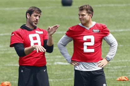 Aaron Rodgers (i) junto a Zach Wilson, quien lo suplirá en el juego de este jueves 3 de agosto.