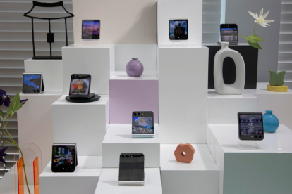 Los Galaxy Z Flip5 ahora traen una pantalla delantera mucho más amplia que la de su antecesor.