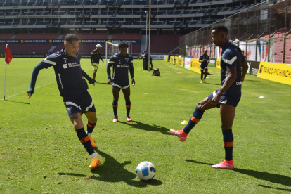El delantero peruano Paolo Guerrero (i) está listo para su debut oficial con Liga de Quito por Copa Sudamericana.