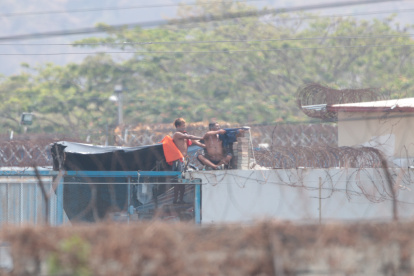 En los techos de las prisiones de Guayaquil se observan garitas improvisadas que han sido vigiladas por presos con armas
