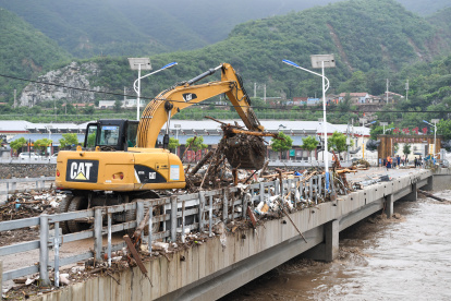 Las intensas lluvias y las inundaciones provocadas por el tifón Doksuri causaron graves daños y el derrumbe este jueves de parte de un puente en la provincia de Heilongjiang, en el noreste de China,