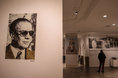 Varias personas visitan la muestra "Ficciones", en el Centro Cultural Borges de Buenos Aires (Argentina).
