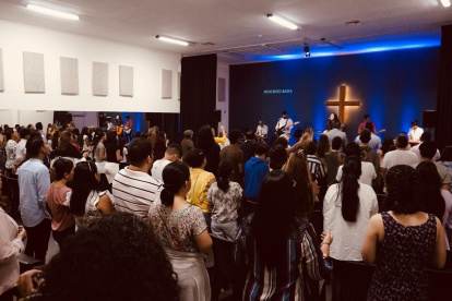 Uno de los grupos que se reúnen en la Iglesia de Dios de Samborondón.