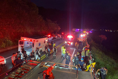 Fotografía cedida por la Secretaria de Seguridad y Protección Ciudadana de Nayarit que muestra la zona donde se volcó un autobús en la madrugada de hoy, en el poblado de Barranca Blanca en el estado de Nayarit (México). EFE/Secretaria de Seguridad y Protección Ciudadana de Nayarit/SOLO USO EDITORIAL/SOLO DISPONIBLE PARA ILUSTRAR LA NOTICIA QUE ACOMPAÑA(CRÉDITO OBLIGATORIO)
