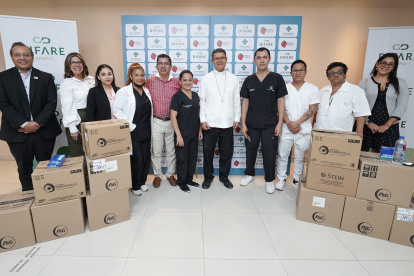Monseñor Luis Gerardo Cabrera, arzobispo de Guayaquil y presidente del Banco de Alimentos Diakonía, junto a los representantes de las empresas aliadas del Banco de Medicina.