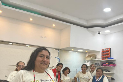 Las participantes realizaron chaquetas, carteras, sombreros, entre otras prendas.