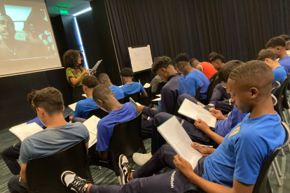 Los jugadores  de las formativas de los rayados en los talleres que recibieron por parte de especialistas.