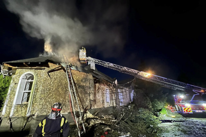 Una foto proporcionada por el Servicio Estatal de Emergencia de Ucrania muestra a los rescatistas ucranianos tratando de apagar un incendio después de que un dron ruso golpeó un edificio privado en una aldea de la región de Kiev, Ucrania, el 2 de agosto de 2023