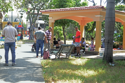 Cuadrillas de Áreas Verdes desalojaron a un grupo de venezolanos que se habían tomado un parque de La Garzota II, pero estos regresaron.