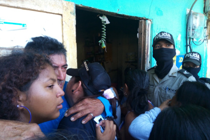 Familiares de las víctimas en los exteriores de la vivienda donde se registró el ataque.