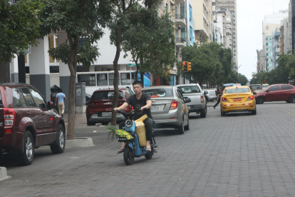 En la avenida 9 de Octubre se evidencia de forma repetida a ciudadanos en motos eléctricas, sin respetar el espacio para peatón o señaléticas en la calzada.
