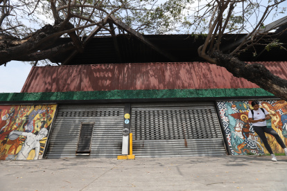Cierre. En el lado de la Kennedy, el parqueadero luce cerrado, al igual que los comercios. 

2. E