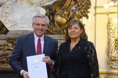 El presidente de Argentina, Alberto Fernández y la nueva embajadora ecuatoriana en ese país, Lotty Andrade.