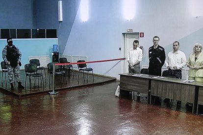 El encarcelado líder opositor, Alexéi Navalni (3d) ha sido condenado a otros 19 años de prisión por extremismo, entre otros cargos. Navalni, de 47 años, tendrá que cumplir la pena en una cárcel con régimen especial, donde se recluye a los presos reincidentes o aquellos que han recibido cadenas perpetuas. EFE/EPA/Maxim Shipenkov